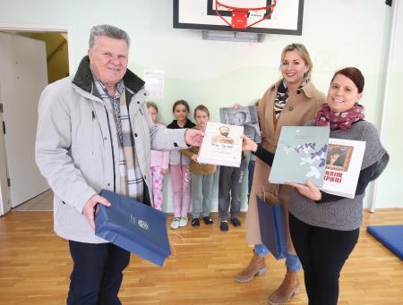 PREDAJA KNJIG UNEC 05 FOTO LJUBO VUKELIČ